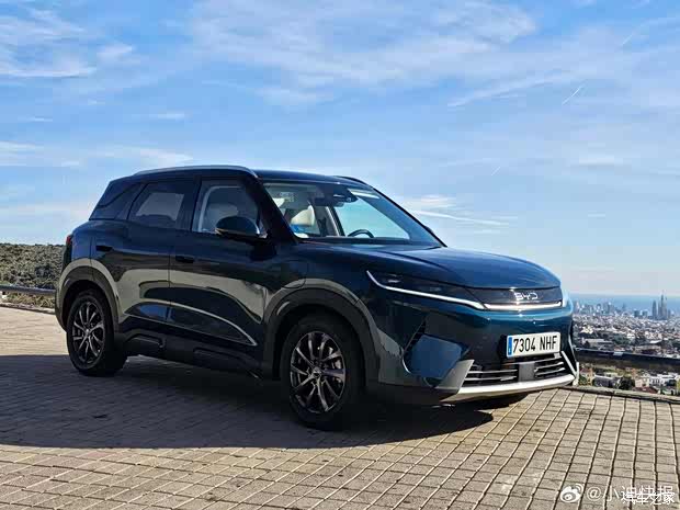 综合续航1000公里/纯电续航为90公里 比亚迪元UP DM-i官图发布