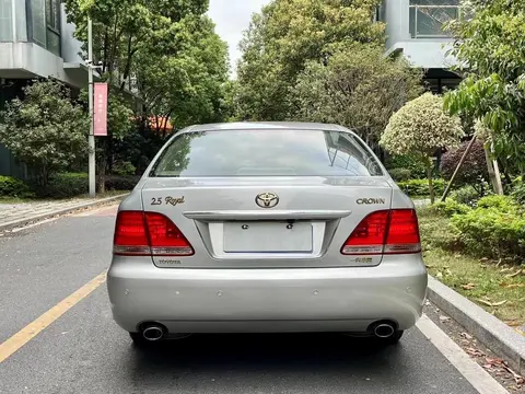 丰田皇冠的“体面”，BBA给不了，但BBA的面子，皇冠也给不了！